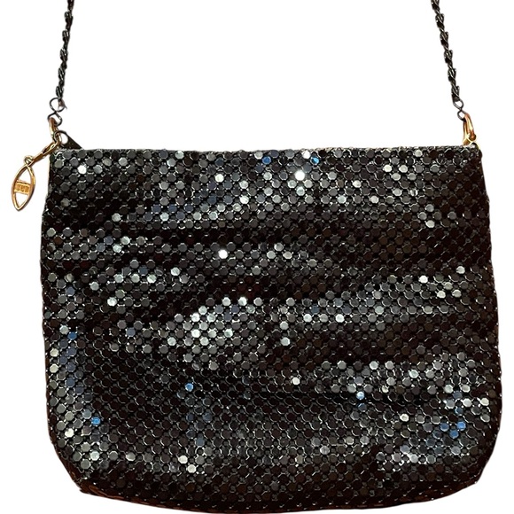 Black metal mesh evening bag with chain link strap. - Picture 2 of 6